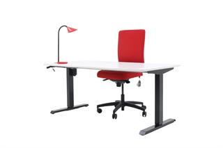Kontorsæt med bordplade i hvid, stelfarve i sort, rød bordlampe og rød kontorstol